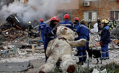 The bear is there, but the girl is not: a toy of a dead child was found at the site of a destroyed house