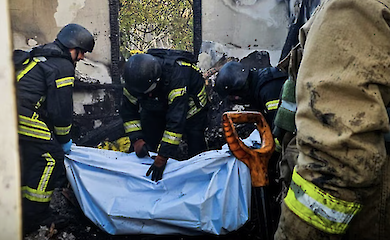Rescuers in Kievshchyna carry out the body of a dead man