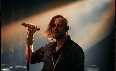 The price of fame: famous singers live less than 'ordinary' performers