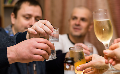 8 evidence-based ways to drink less alcohol during party season
