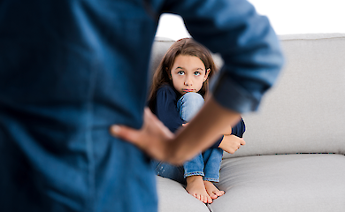 No father, tough neighbourhood: How childhood conditions influence women's sexual behaviour