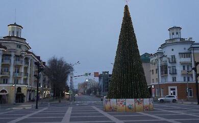 Russians set up a Christmas tree at the site of mass murder of Ukrainians