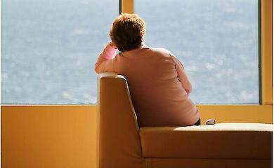 Which 'common' complaints in middle age have turned out to be a warning sign of dementia