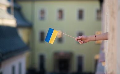 Fewer Ukrainians abroad plan to return to Ukraine - study