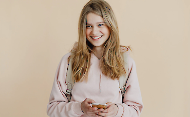 The secret of trust in seconds: the "mirror face" effect