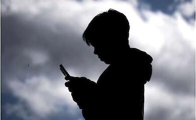 Teenagers to be banned from social networks? EU debates ban and prepares age-verification system