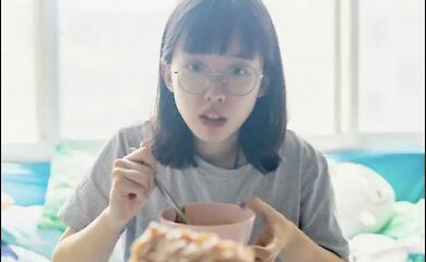 A teenager chooses a diet online