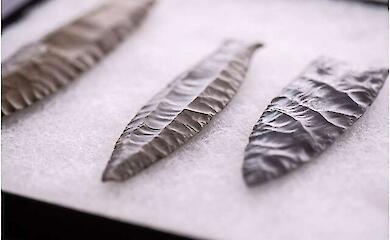 Illustration: Stone spearheads from the Ice Age.