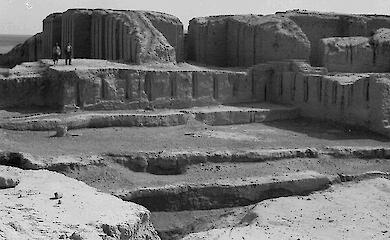 Ruins of ancient Kish in Iraq in a black-and-white photograph from 1932